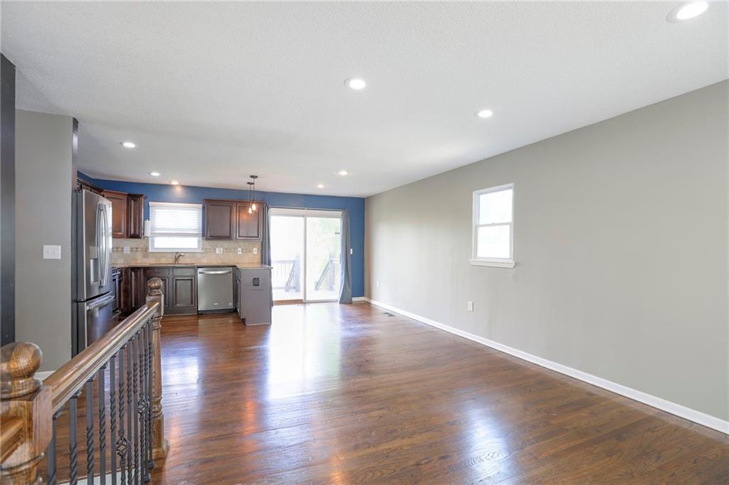 9918 Countryside Road Lenexa, KS 66215 - Photo 6 of 31