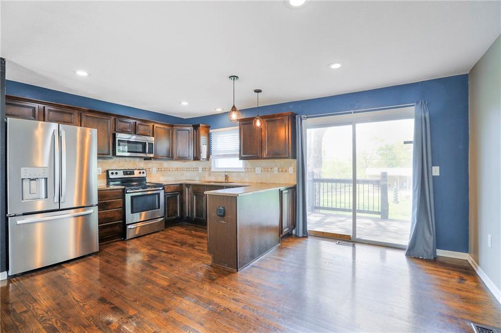 9918 Countryside Road Lenexa, KS 66215 - Photo 7 of 31