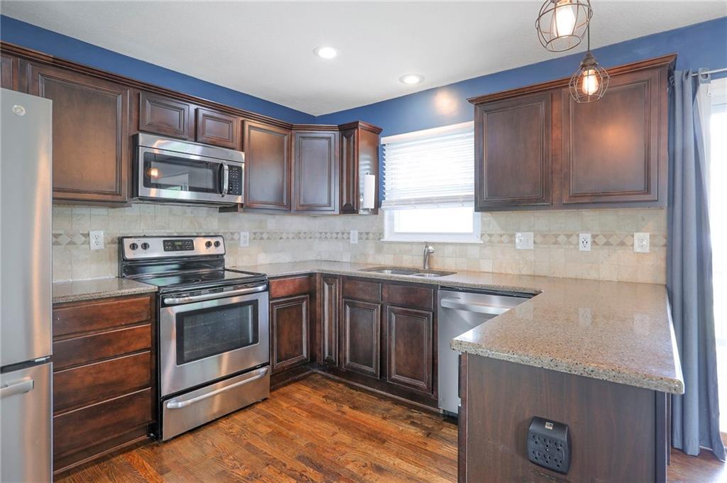 9918 Countryside Road Lenexa, KS 66215 - Photo 9 of 31