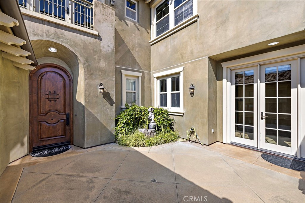 18 Via Cima San Clemente, CA 92672 - Photo 2 of 47 Front gated courtyard