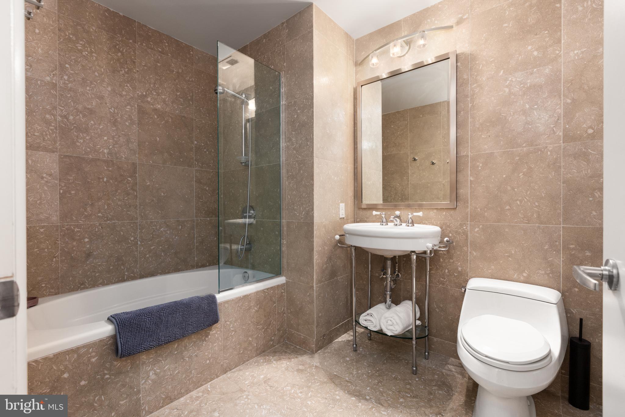 1700 Kalorama Road Northwest, Unit 311 Washington, DC 20009 - Photo 31 of 48 Secondary Bathroom w/over-sized bathtub.