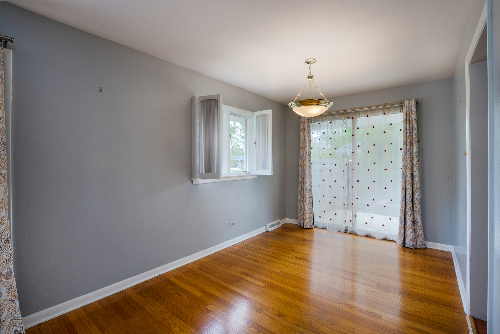 2323 Clyde Terrace Homewood, IL 60430 - Photo 3 of 28