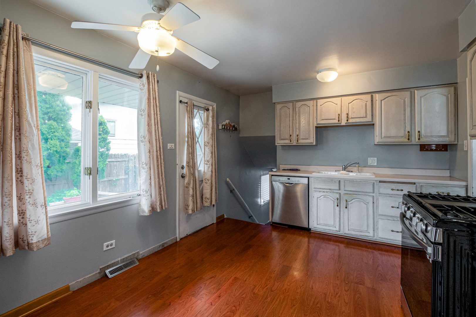 2323 Clyde Terrace Homewood, IL 60430 - Photo 5 of 28