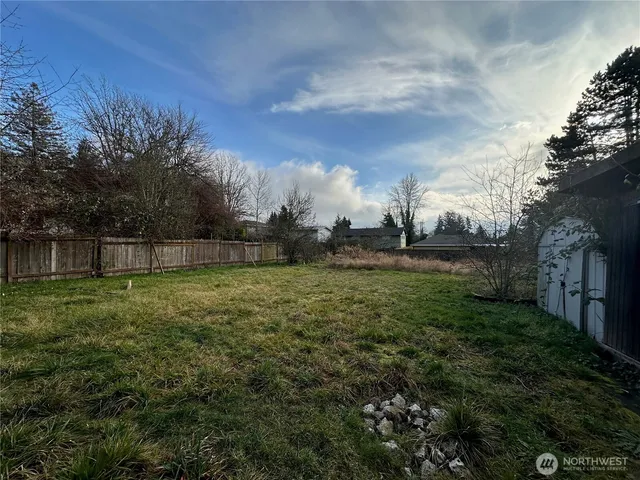 a view of a backyard