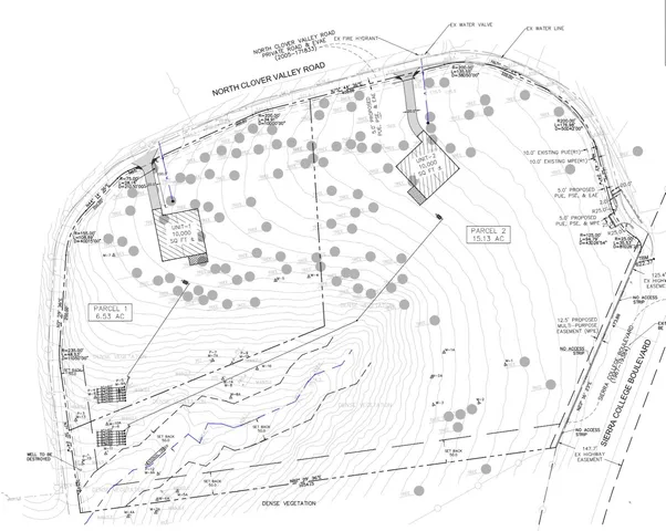 a black and white photo of a building