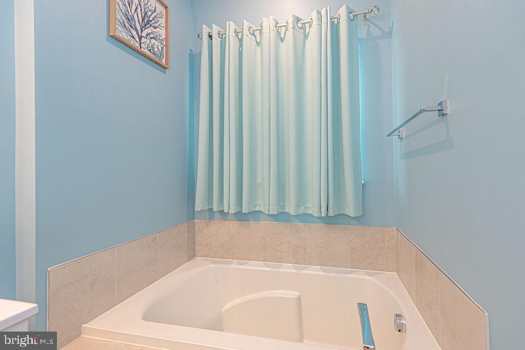 12461 Coastal Marsh Drive, Unit 708 Berlin, MD 21811 - Photo 29 of 56 a bathroom with a bathtub