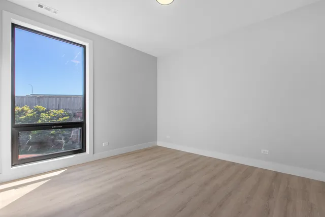 $3,400 | 3953 West Dakin Street, Unit 405, Chicago, IL 60618