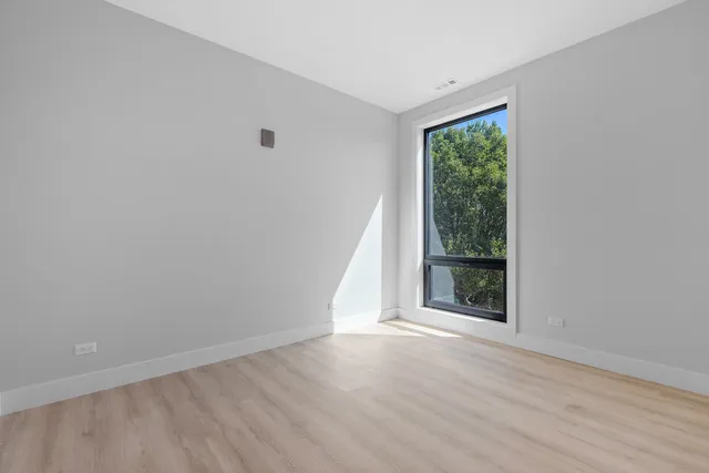 $3,400 | 3953 West Dakin Street, Unit 405, Chicago, IL 60618