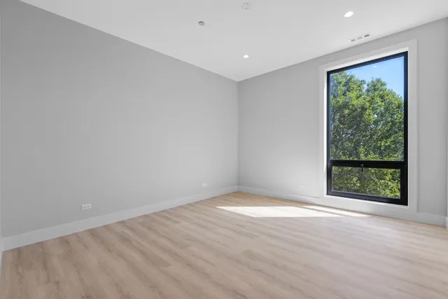 $3,400 | 3953 West Dakin Street, Unit 405, Chicago, IL 60618