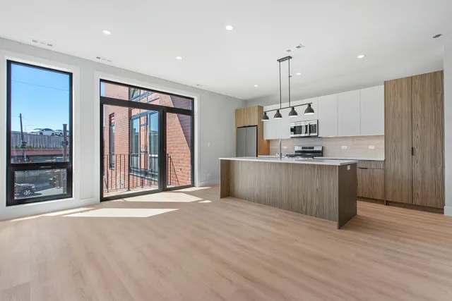 $3,400 | 3953 West Dakin Street, Unit 405, Chicago, IL 60618