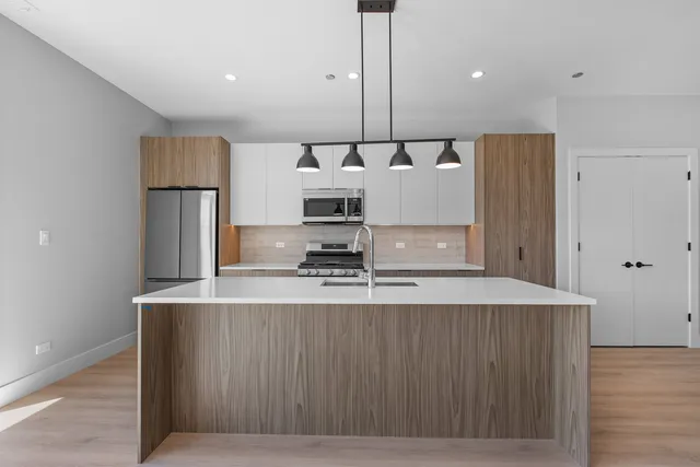 $3,400 | 3953 West Dakin Street, Unit 405, Chicago, IL 60618