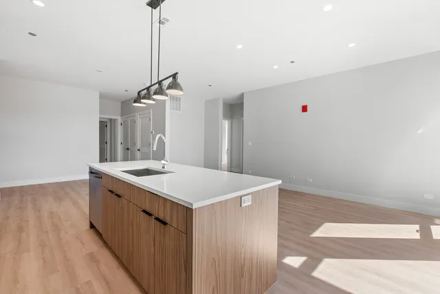 $3,400 | 3953 West Dakin Street, Unit 405, Chicago, IL 60618