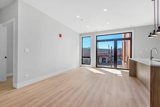 $3,400 | 3953 West Dakin Street, Unit 405, Chicago, IL 60618