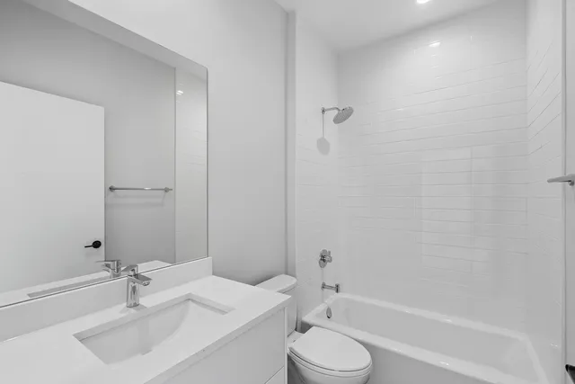 $3,400 | 3953 West Dakin Street, Unit 405, Chicago, IL 60618