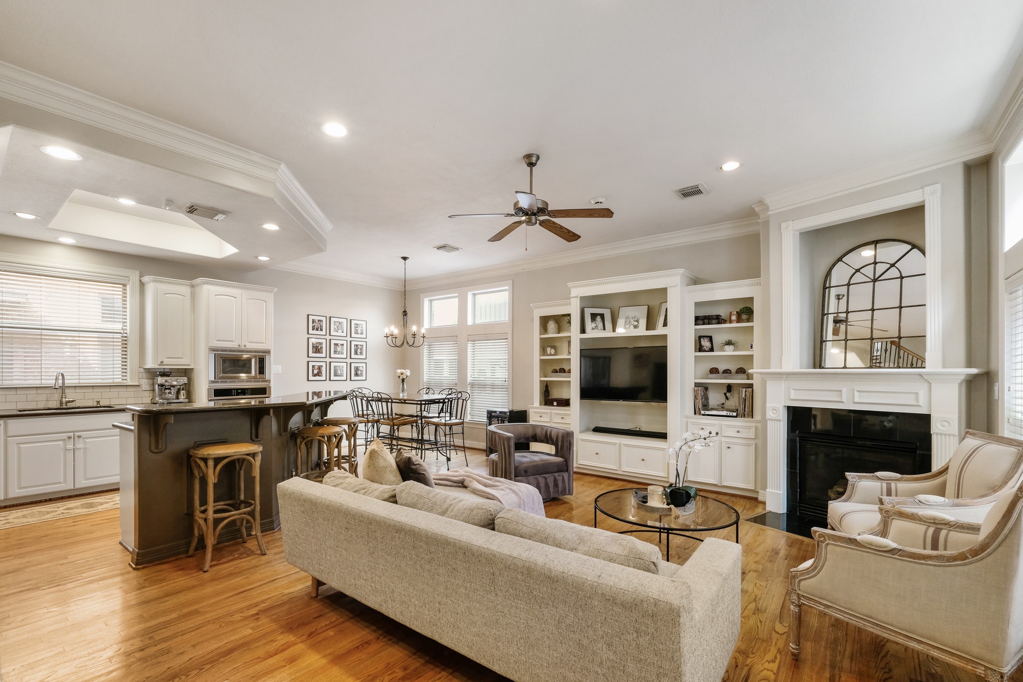 933 West 17th Street Houston, TX 77008 - Photo 18 of 19 This living room is the perfect place to entertain family and friends as it offers a seamless, open floor plan. Easy access to your amazing kitchen and dining space!