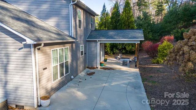 a view of house with a entertaining space