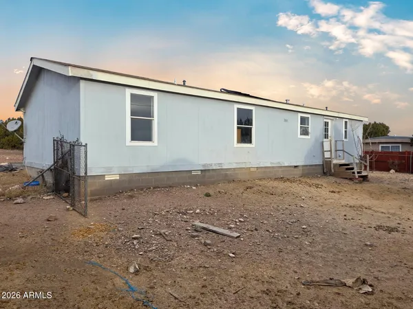 a view of a house with backyard