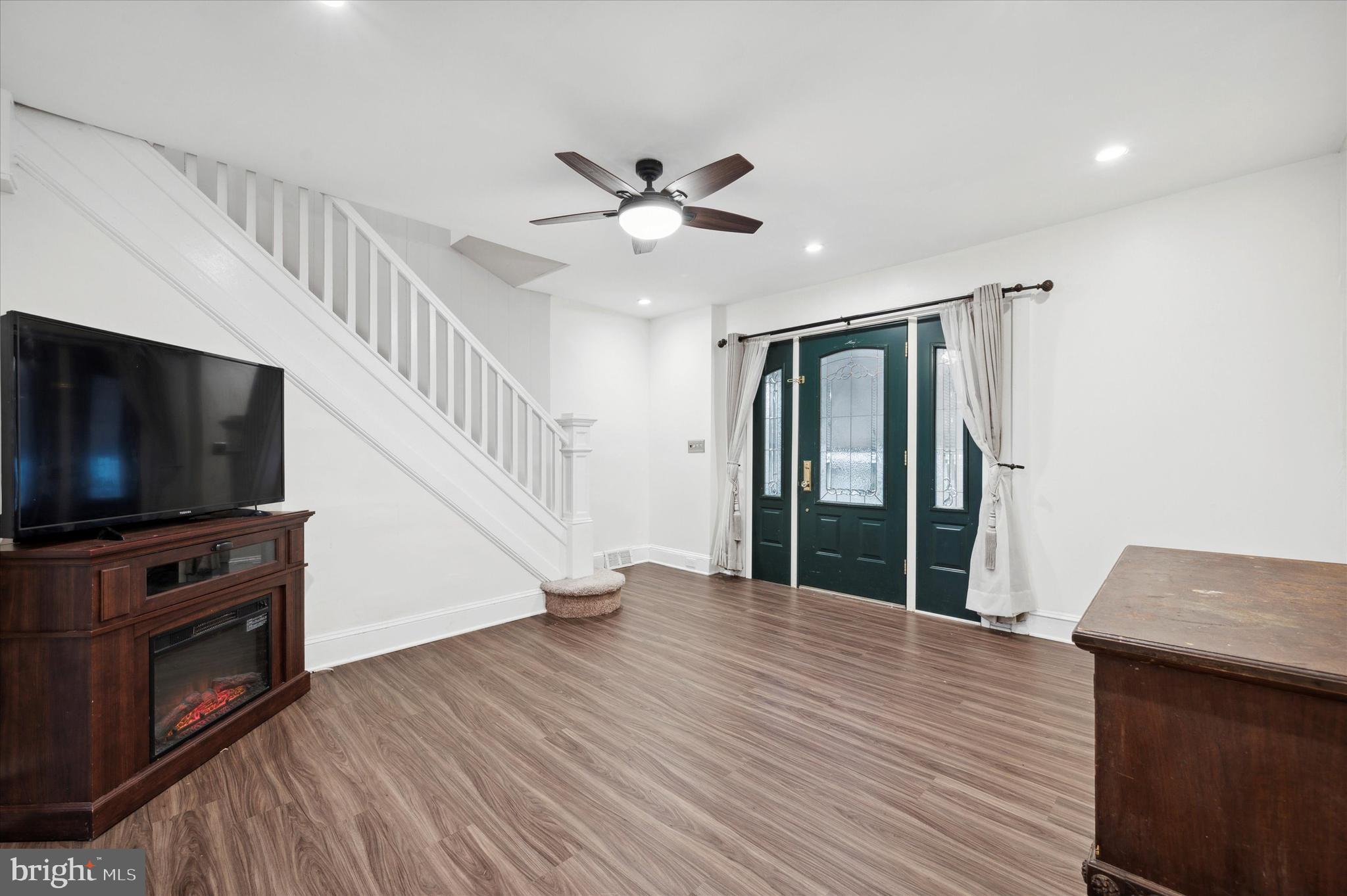 30 North State Road Upper Darby, PA 19082 - Photo 5 of 24 Living Room