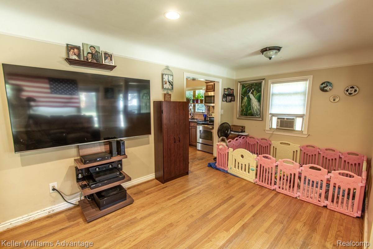 18791 Norwich Road Livonia, MI 48152 - Photo 6 of 19 18791 Norwich-Family 2.jpg