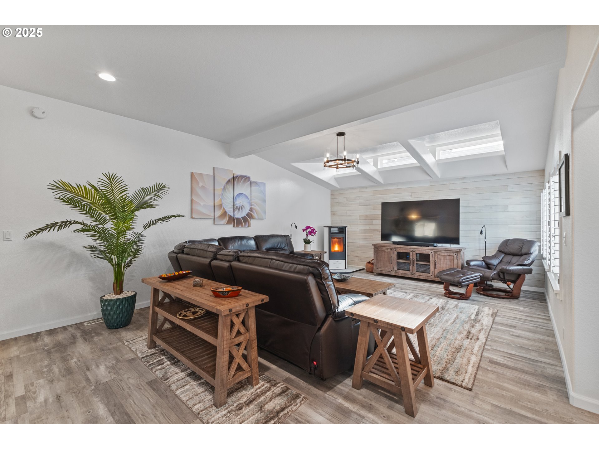 852 Munsel Creek Loop Florence, OR 97439 - Photo 22 of 48 a living room with furniture and a flat screen tv