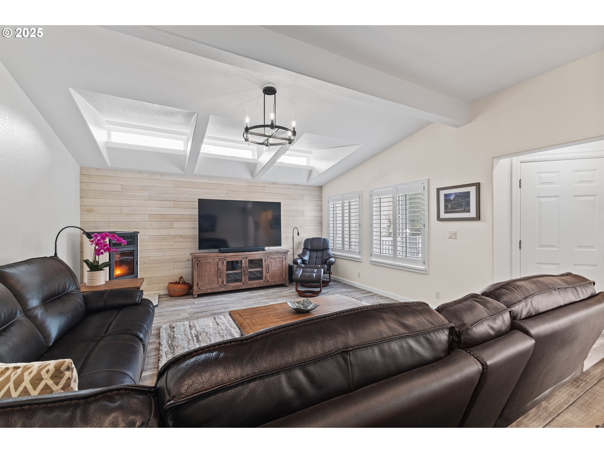 852 Munsel Creek Loop Florence, OR 97439 - Photo 24 of 48 a living room with furniture and a flat screen tv