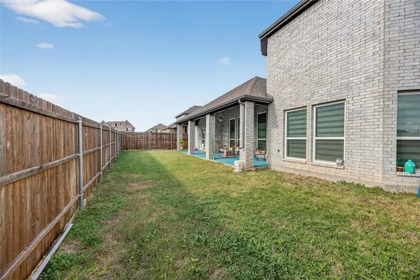a view of a house with backyard and porch