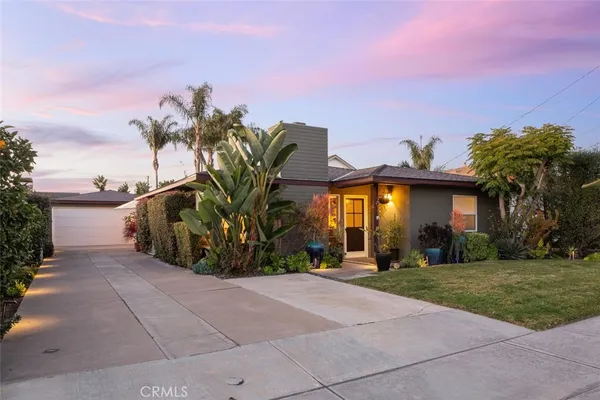 $2,095,000 | 2011 Tustin Avenue, Costa Mesa, CA 92627