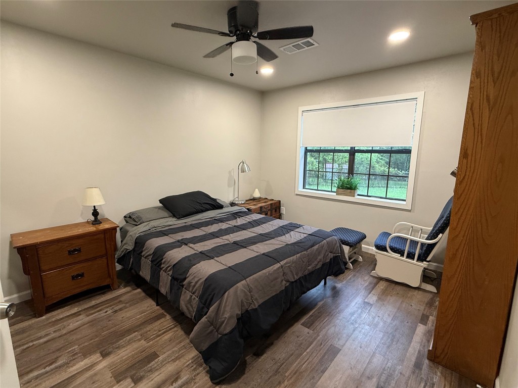 25 Ridge Top Drive Huntsville, TX 77320 - Photo 11 of 19 a bedroom with a bed and a window