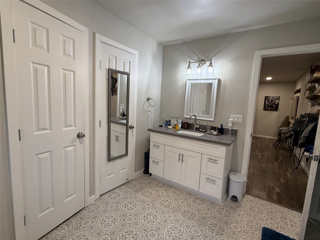 25 Ridge Top Drive Huntsville, TX 77320 - Photo 13 of 19 a spacious bathroom with a mirror and a shower