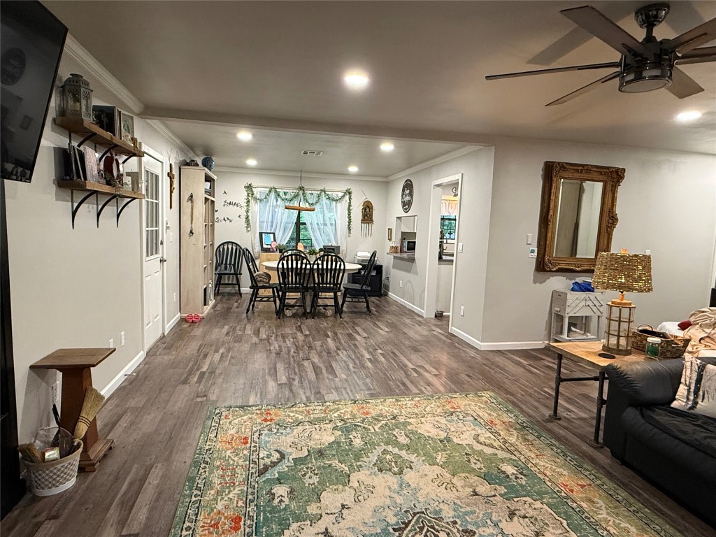 25 Ridge Top Drive Huntsville, TX 77320 - Photo 2 of 19 a living room with furniture and a wooden floor