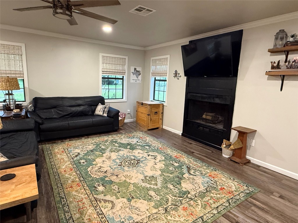 25 Ridge Top Drive Huntsville, TX 77320 - Photo 4 of 19 a living room with furniture and a flat screen tv
