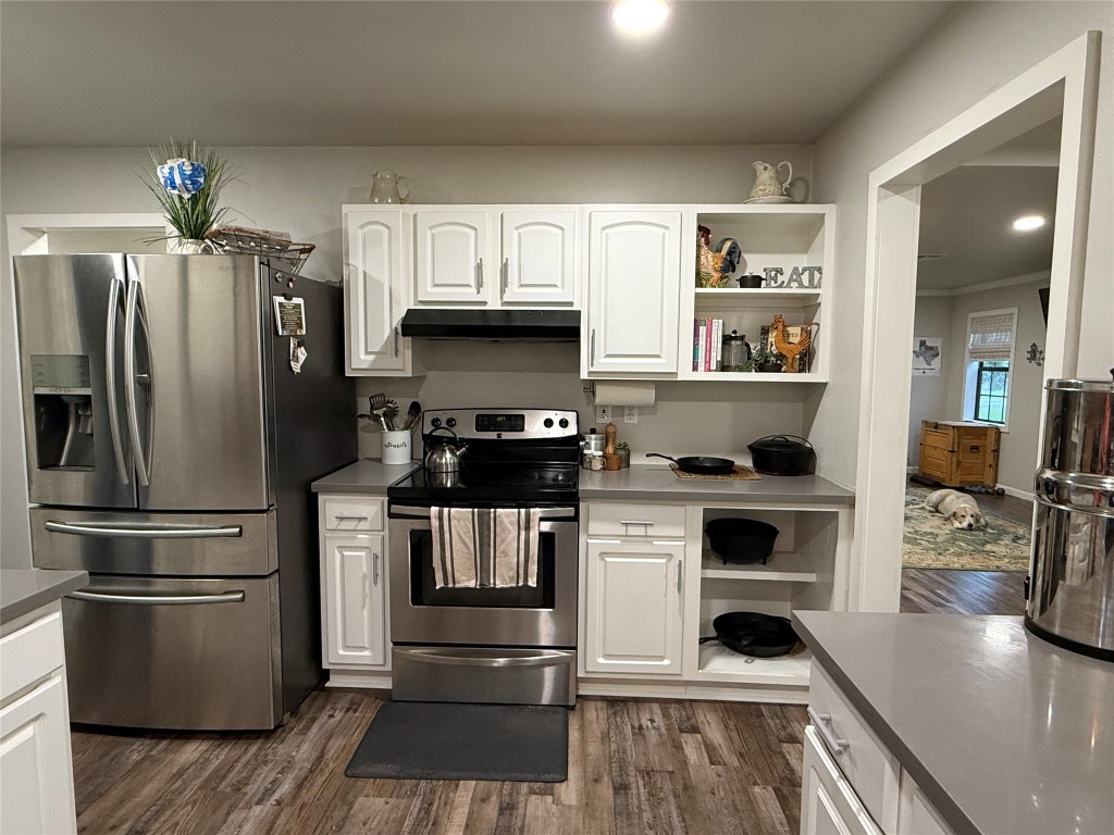 25 Ridge Top Drive Huntsville, TX 77320 - Photo 6 of 19 a kitchen with a refrigerator and a stove top oven