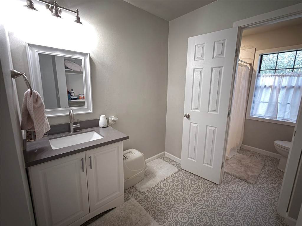 25 Ridge Top Drive Huntsville, TX 77320 - Photo 8 of 19 a bathroom with a sink a toilet and mirror