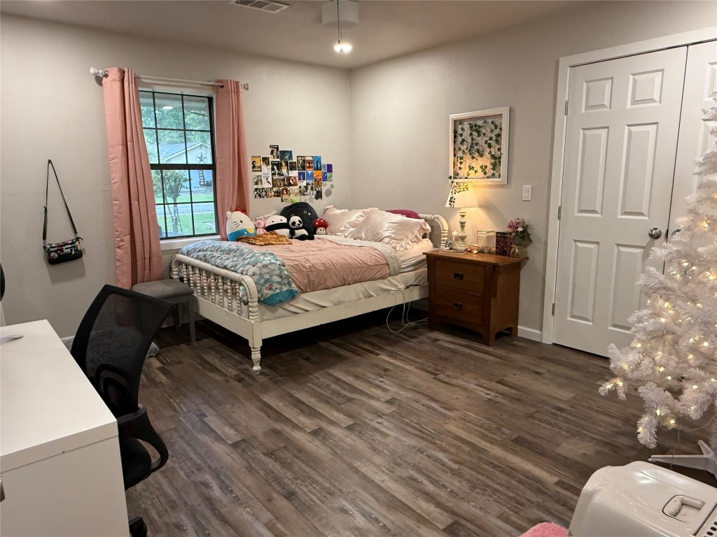 25 Ridge Top Drive Huntsville, TX 77320 - Photo 10 of 19 a bedroom with a bed and wooden floor