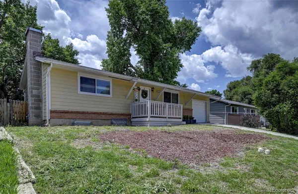 a view of a house with a yard