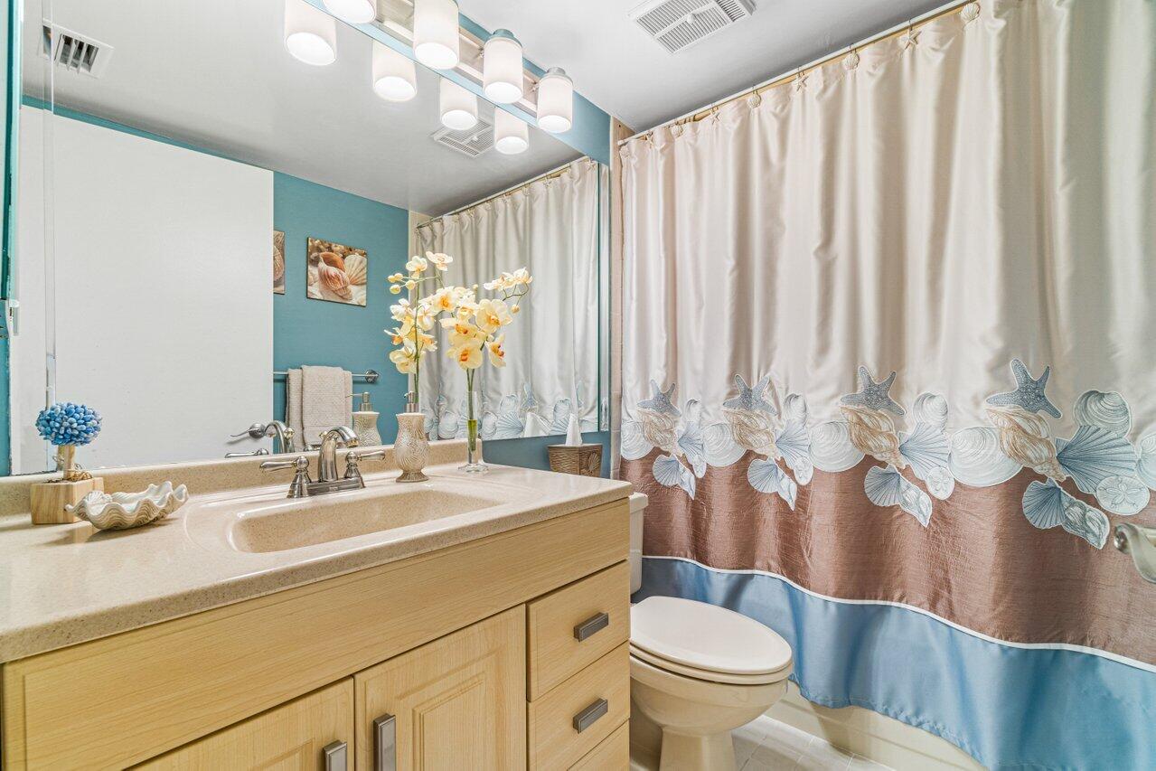 18258 Covina Way, Unit 101 Boca Raton, FL 33498 - Photo 24 of 40 Guest bathroom