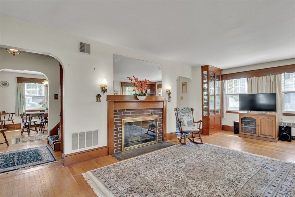 9 Farmcrest Avenue Lexington, MA 02421 - Photo 5 of 20 Gallery Image 5