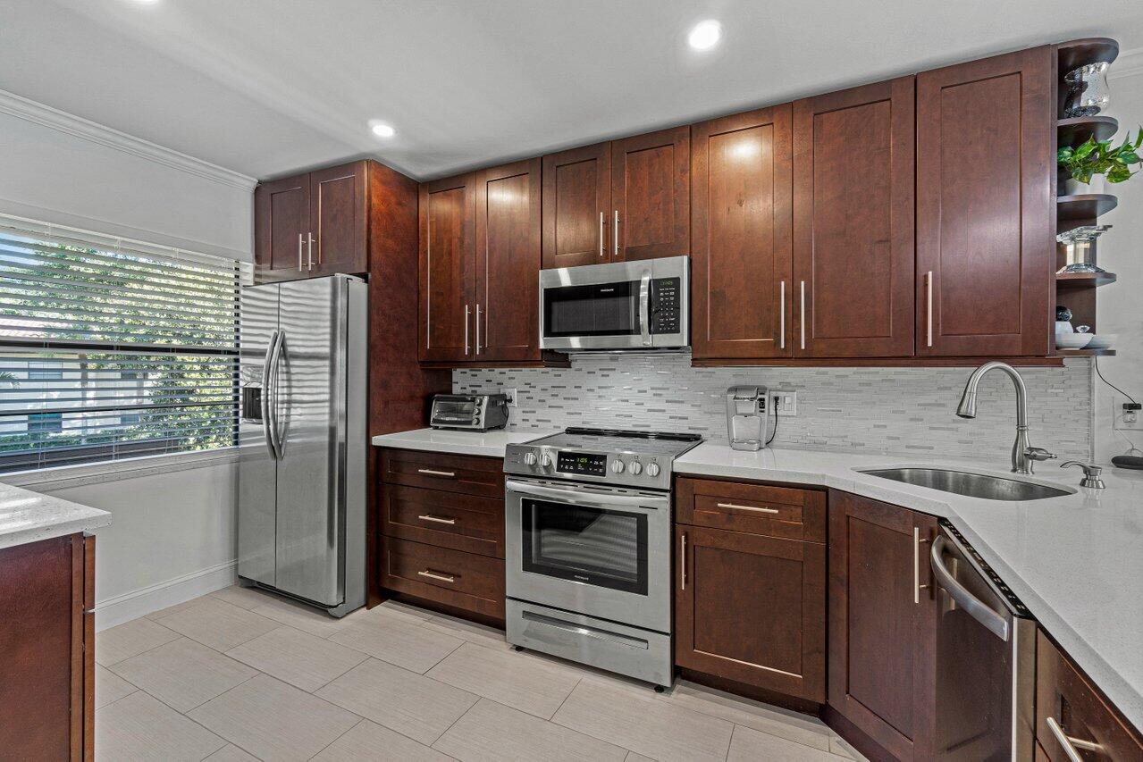 21851 Arriba Real, Unit 9F Boca Raton, FL 33433 - Photo 3 of 29 005-21851ArribaReal-BocaRaton-FL-33433-S