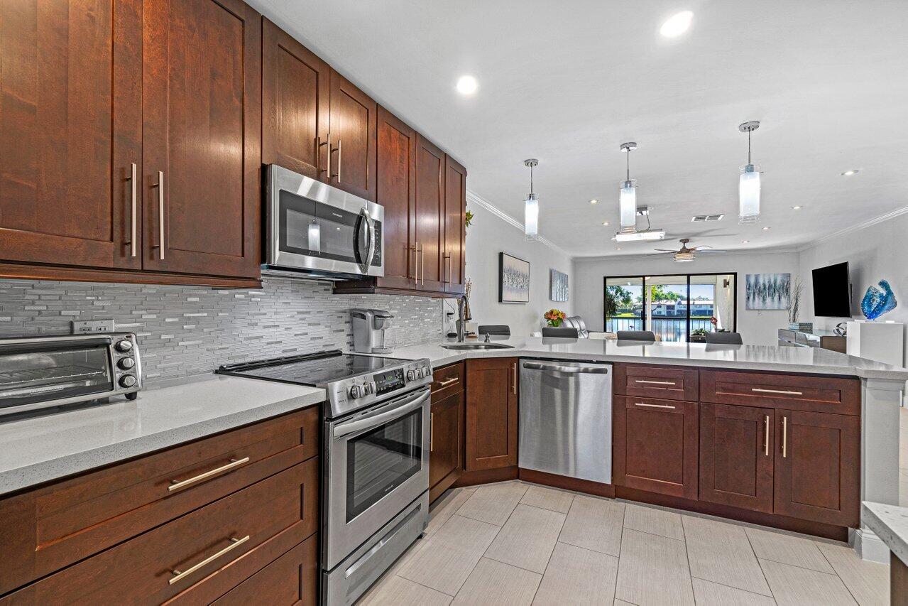 21851 Arriba Real, Unit 9F Boca Raton, FL 33433 - Photo 5 of 29 007-21851ArribaReal-BocaRaton-FL-33433-S