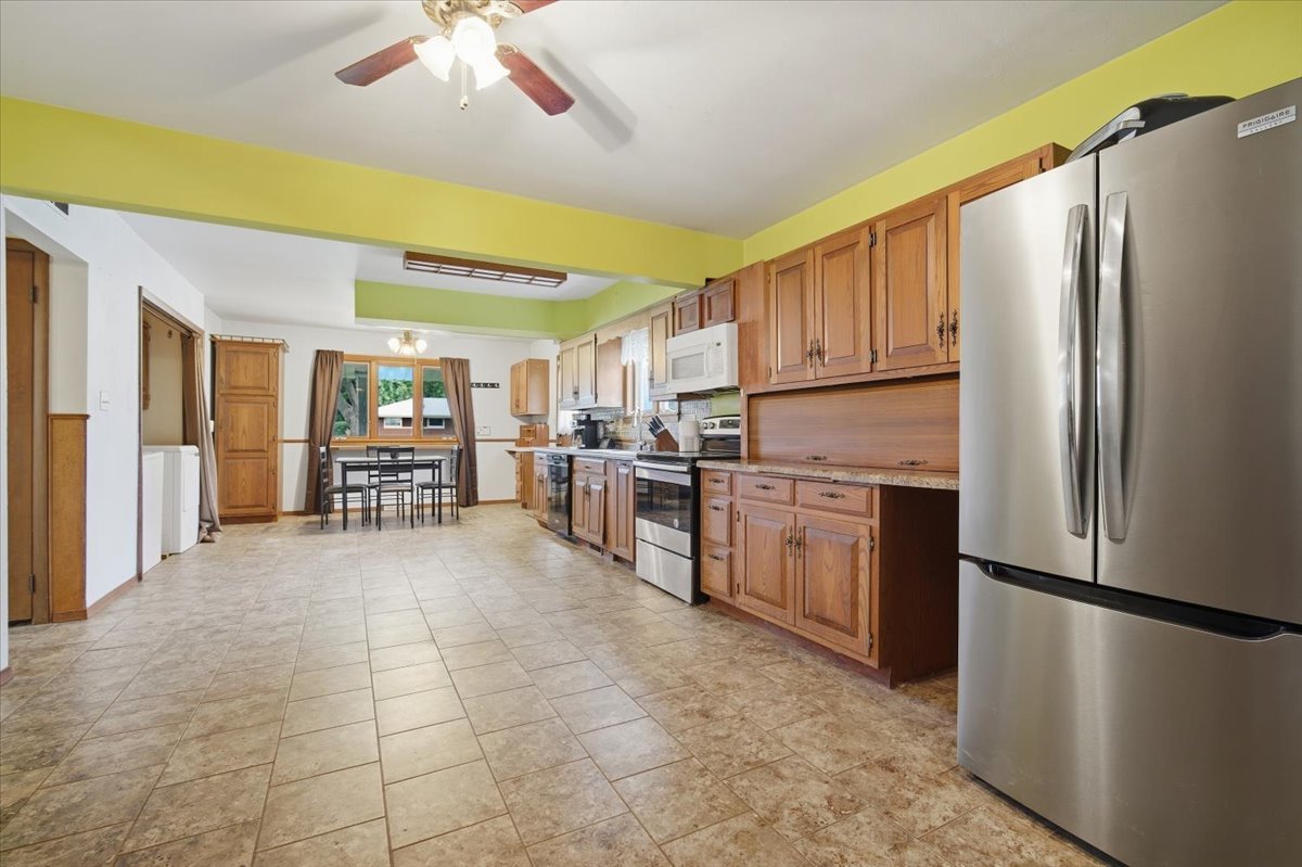 912 Parmon Road Bloomington, IL 61701 - Photo 11 of 36 Gallery Image 11