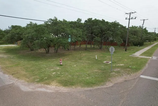 $76,000 | 901 West Linden Street, Rockport, TX 78382