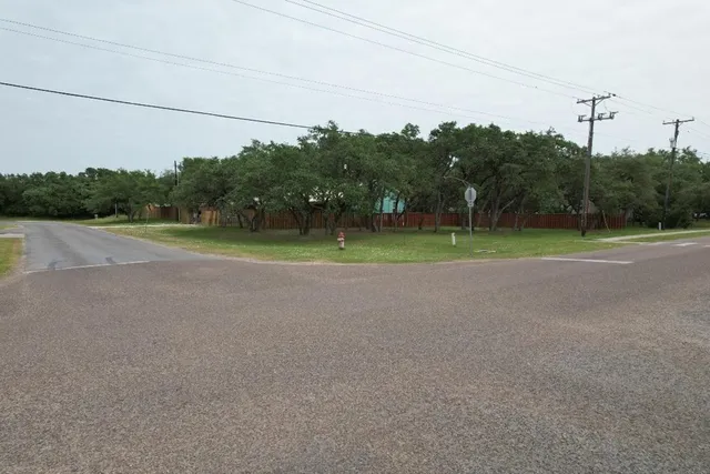 $76,000 | 901 West Linden Street, Rockport, TX 78382