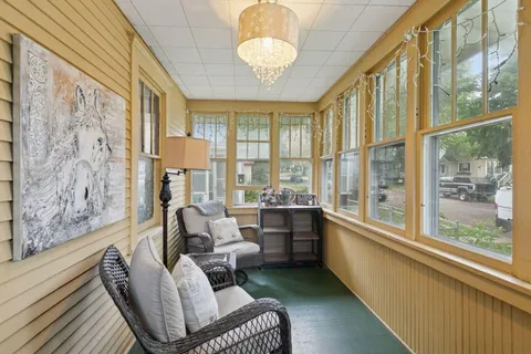 $325,000 | 958 West James Avenue, St. Paul, MN 55102