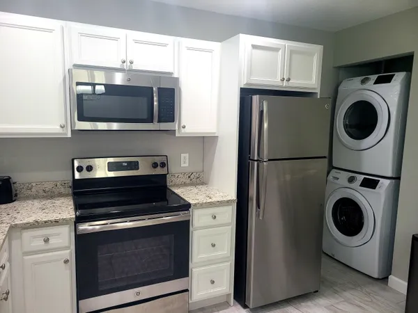 $2,200 | 511 West Pine Street, Unit B, Lantana, FL 33462