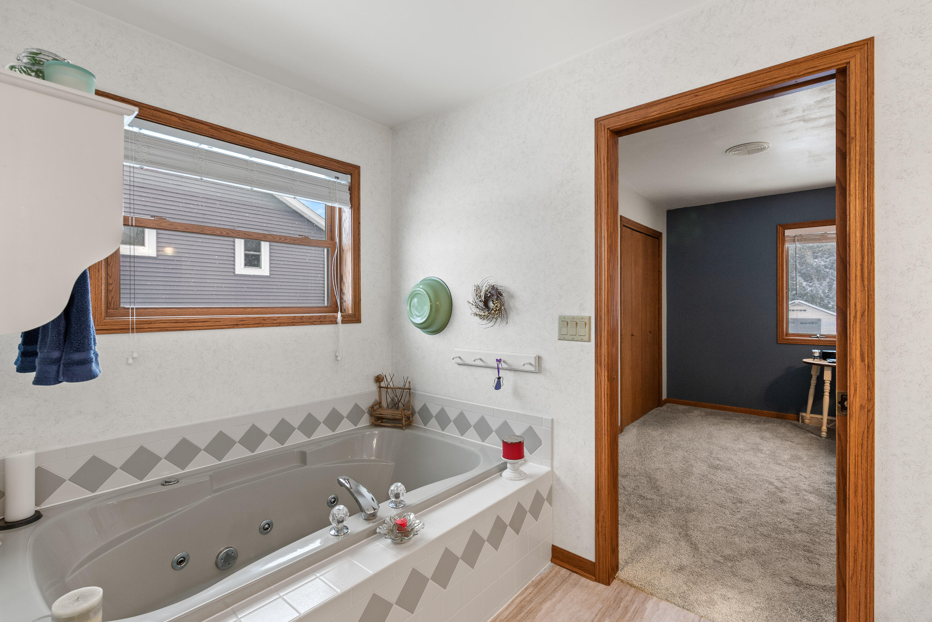 W1072 Hilltop Road Rubicon, WI 53078 - Photo 23 of 51 jetted tub