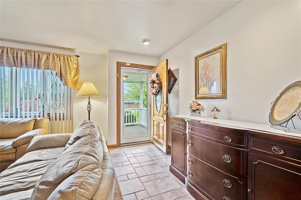 33 Bellview Drive McKees Rocks, PA 15136 - Photo 3 of 25 Gallery Image 3