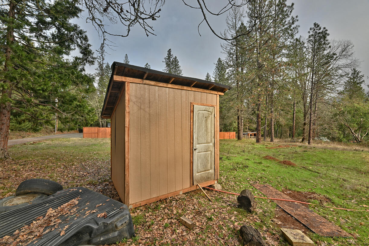 1329 West Evans Creek Road Rogue River, OR 97537 - Photo 6 of 23 a backyard of a house