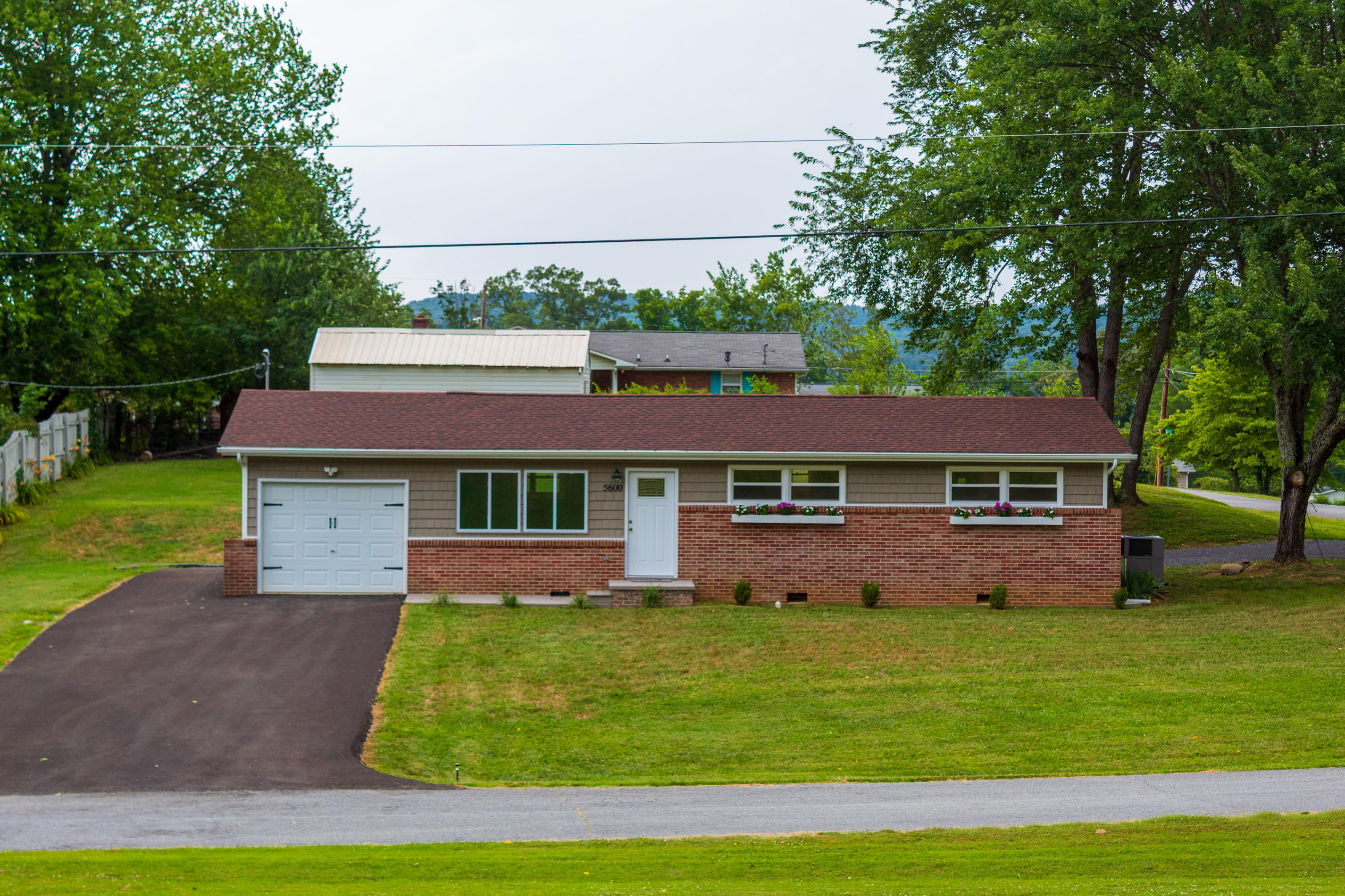 5600 Inca Lane Kingsport, TN 37664 - Photo 3 of 47 Front 3