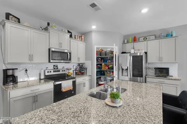 $2,300 | 402 Isabelle Street, New Bern, NC 28560