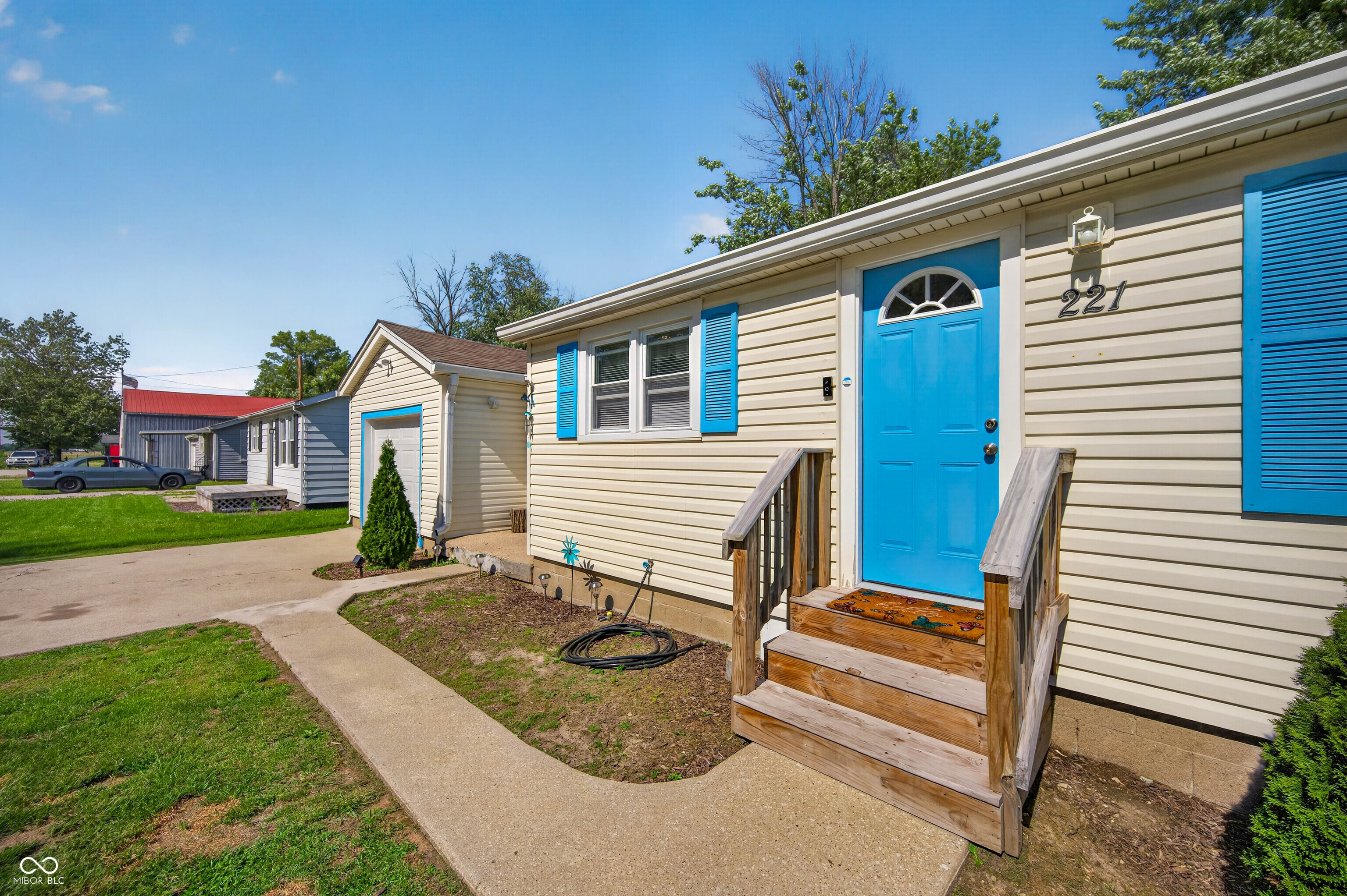 221 Della Road Columbus, IN 47203 - Photo 10 of 58